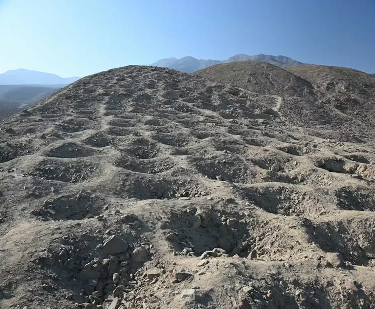 Sistemas indígenas de contabilidad e intercambio en Monte Sierpe ('Banda de Agujeros') en el valle de Pisco, Perú.