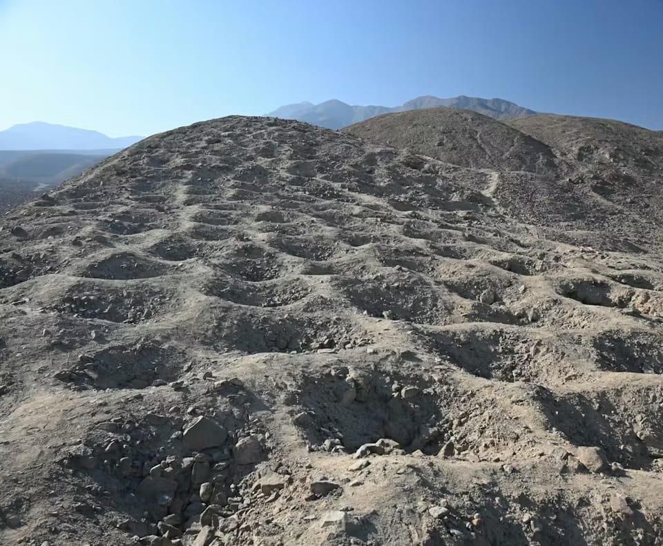 Sistemas indígenas de contabilidad e intercambio en Monte Sierpe ('Banda de Agujeros') en el valle de Pisco, Perú.